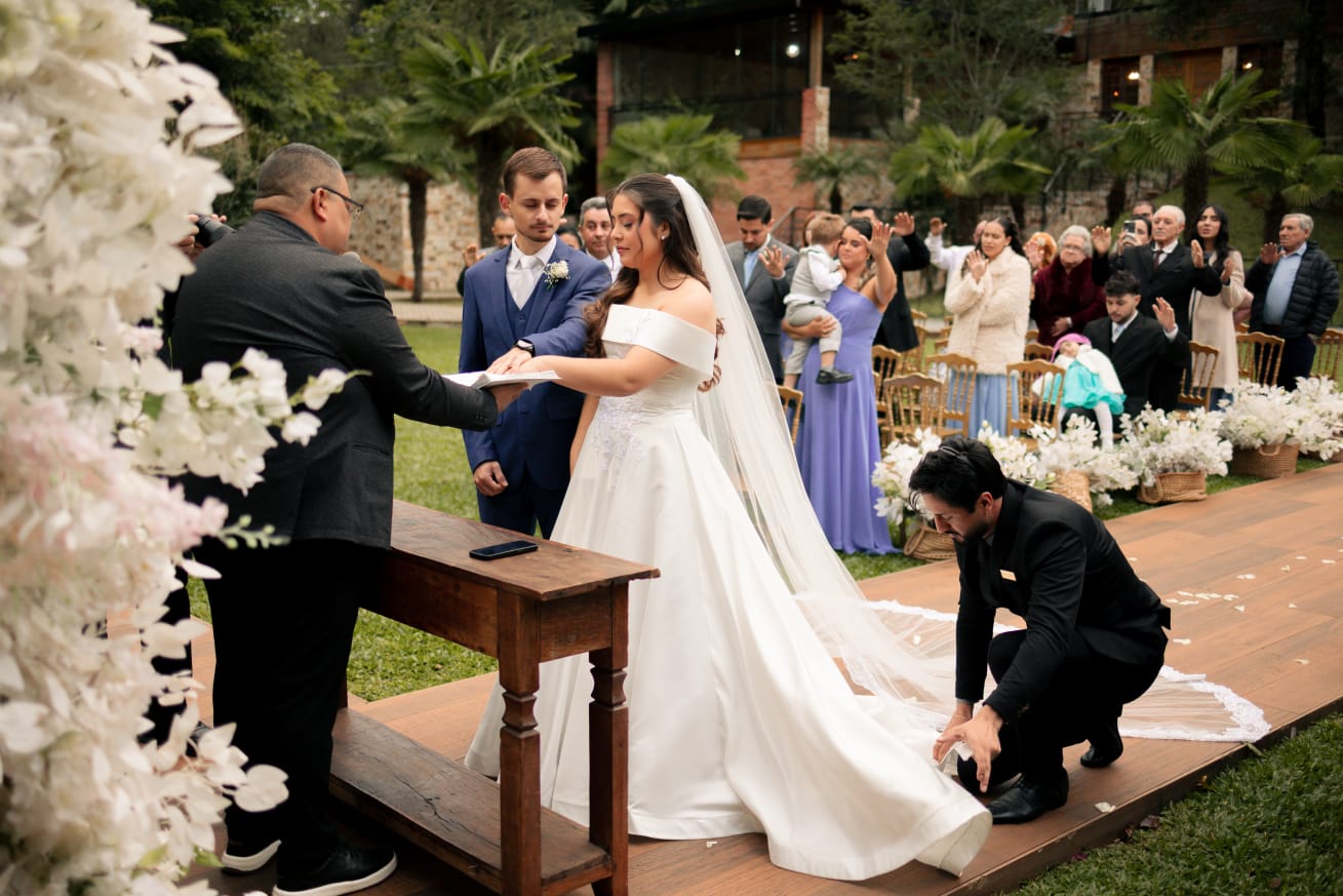 Cerimônia ao ar livre com altar floral