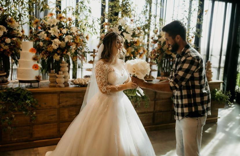 Noiva recebendo bouquet em recepção florida