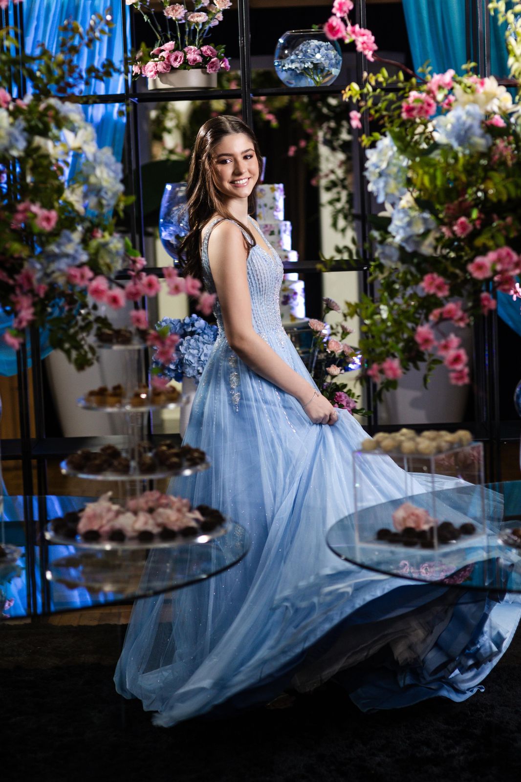Debutante em vestido azul com decoração floral